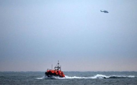 一名移民冒险乘皮划艇穿越英吉利海峡，逃避英国警方追捕